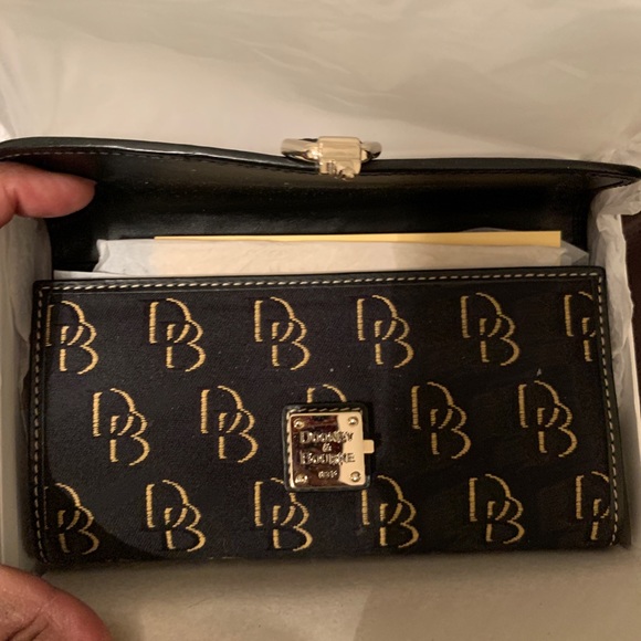 NWT Dooney & Bourke signature wallet - Picture 3 of 8